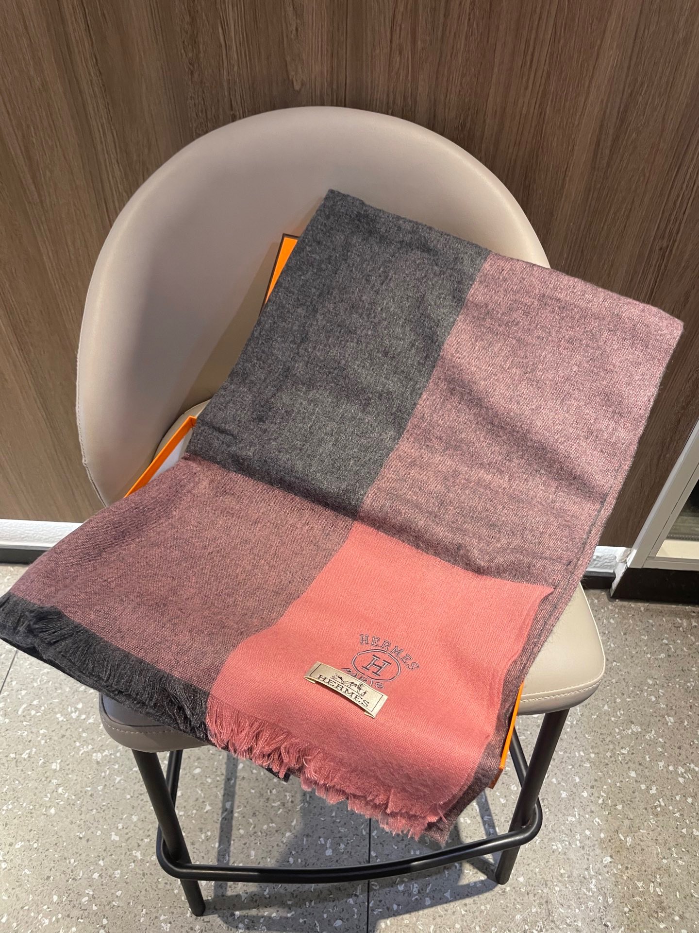 爱马仕男女同款披肩✨羊绒经典格纹👐围巾♨️高尖端产物⚠️，经典logo刺绣，时尚大牌的顶尖设计款💕拿到手