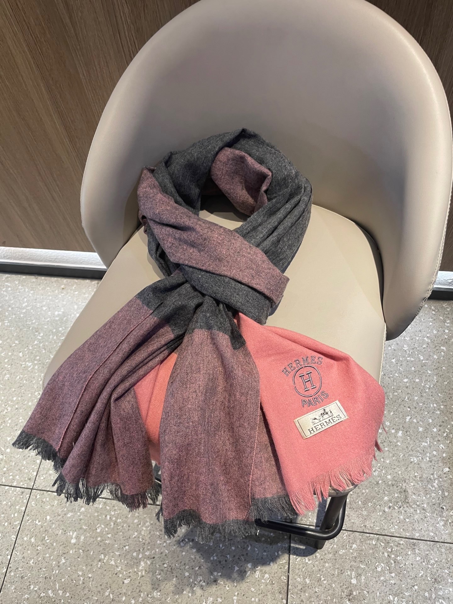 爱马仕男女同款披肩✨羊绒经典格纹👐围巾♨️高尖端产物⚠️，经典logo刺绣，时尚大牌的顶尖设计款💕拿到手