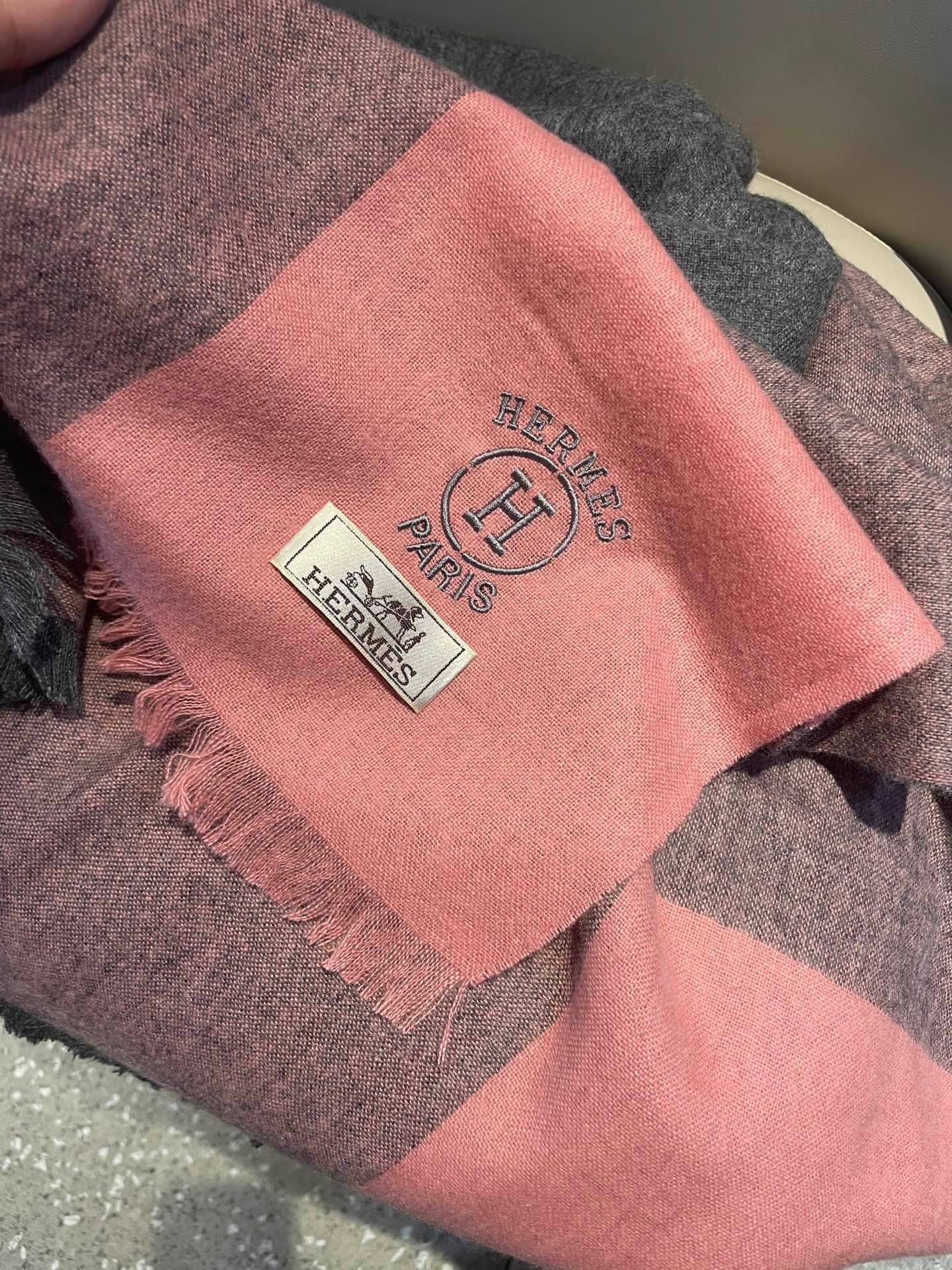 爱马仕男女同款披肩✨羊绒经典格纹👐围巾♨️高尖端产物⚠️，经典logo刺绣，时尚大牌的顶尖设计款💕拿到手