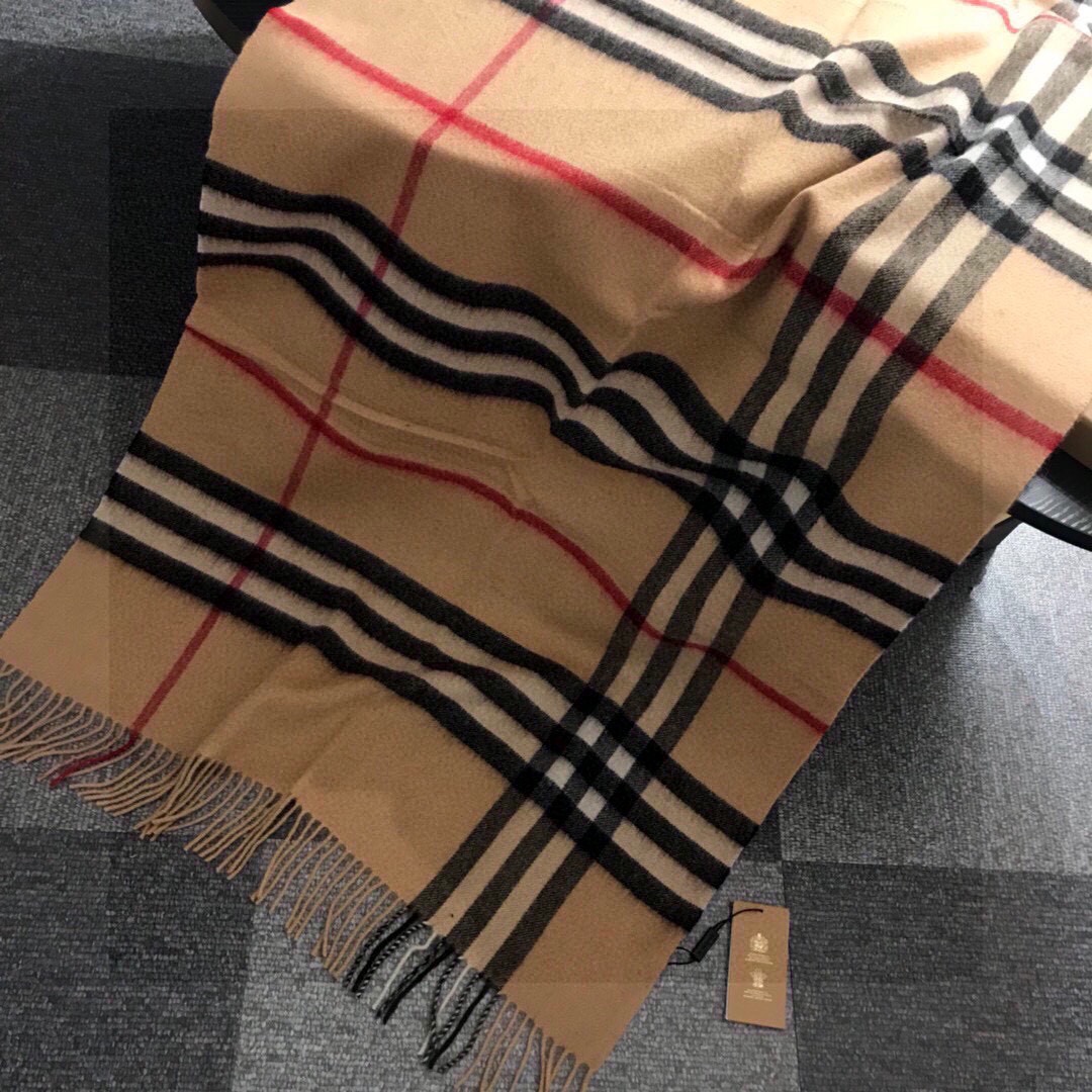 巴宝莉官网同步女士披肩新品✨羊绒经典格纹👐围巾♨️高尖端产物⚠️，经典logo刺绣，时尚大牌的顶尖设计款