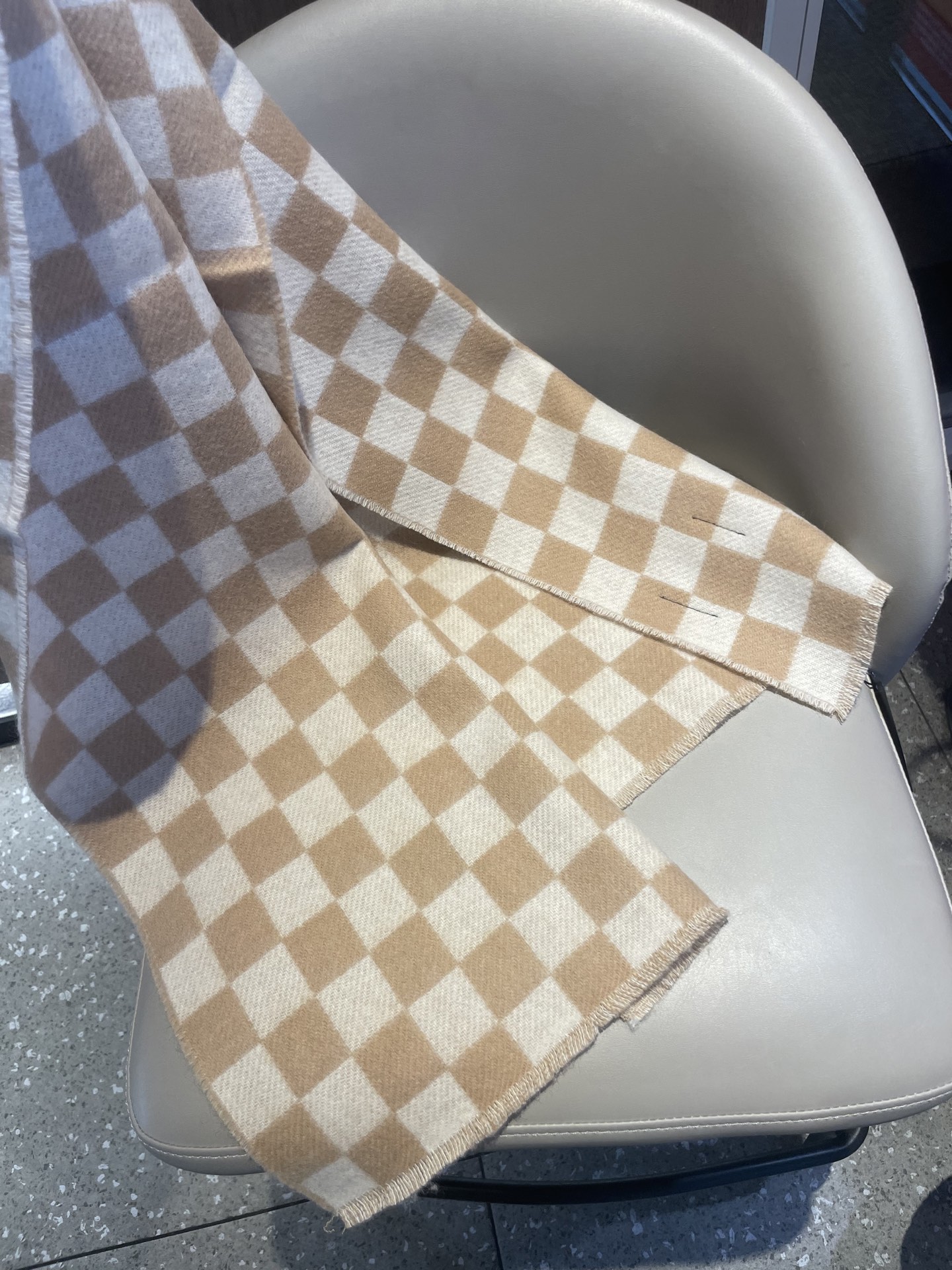 最新棋盘格元素情侣款❗️现在晒图的还比较少，刚出的新款，等再过几周马上会刷爆了。凹造型又保暖👍Lv最新秋