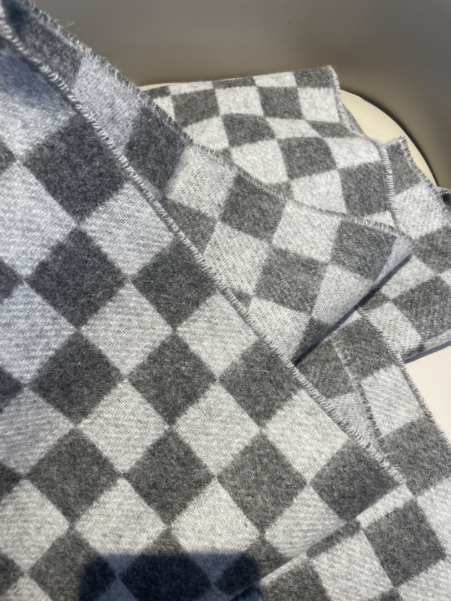 最新棋盘格元素情侣款❗️现在晒图的还比较少，刚出的新款，等再过几周马上会刷爆了。凹造型又保暖👍Lv最新秋