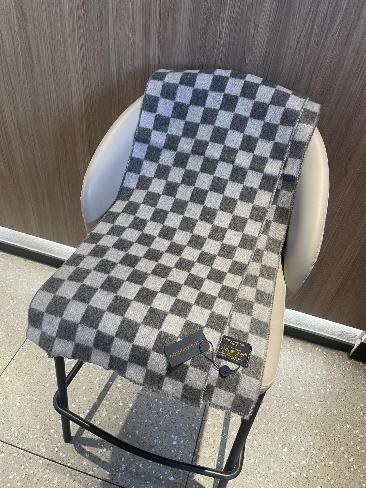 最新棋盘格元素情侣款❗️现在晒图的还比较少，刚出的新款，等再过几周马上会刷爆了。凹造型又保暖👍Lv最新秋