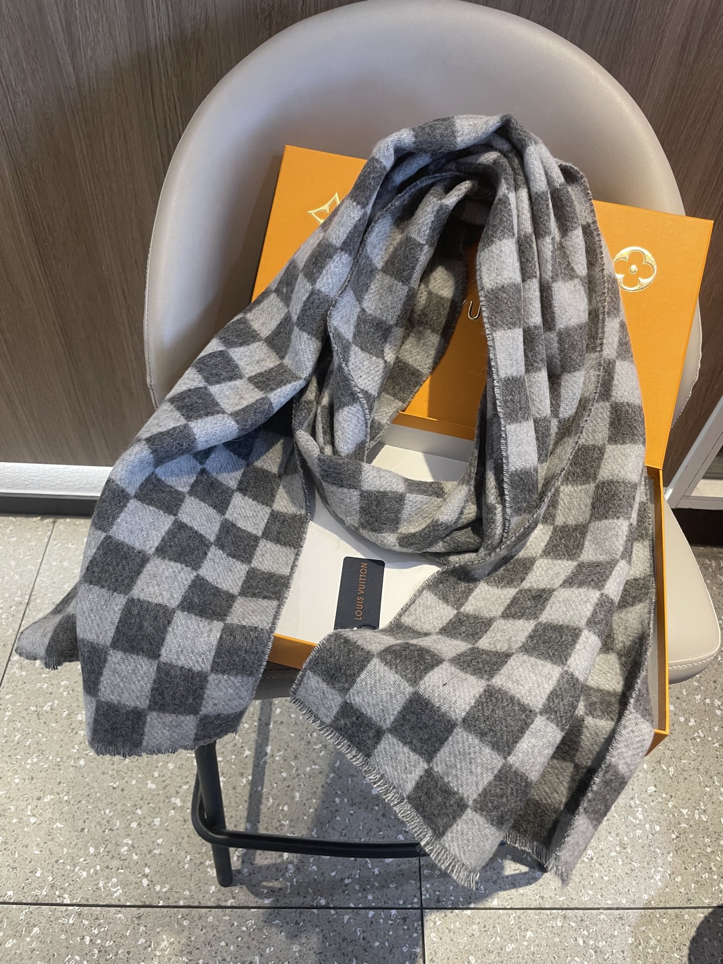 最新棋盘格元素情侣款❗️现在晒图的还比较少，刚出的新款，等再过几周马上会刷爆了。凹造型又保暖👍Lv最新秋