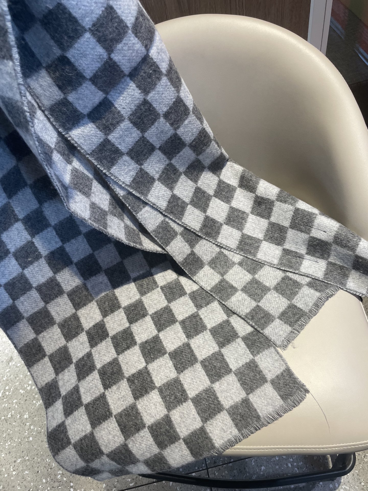 最新棋盘格元素情侣款❗️现在晒图的还比较少，刚出的新款，等再过几周马上会刷爆了。凹造型又保暖👍Lv最新秋