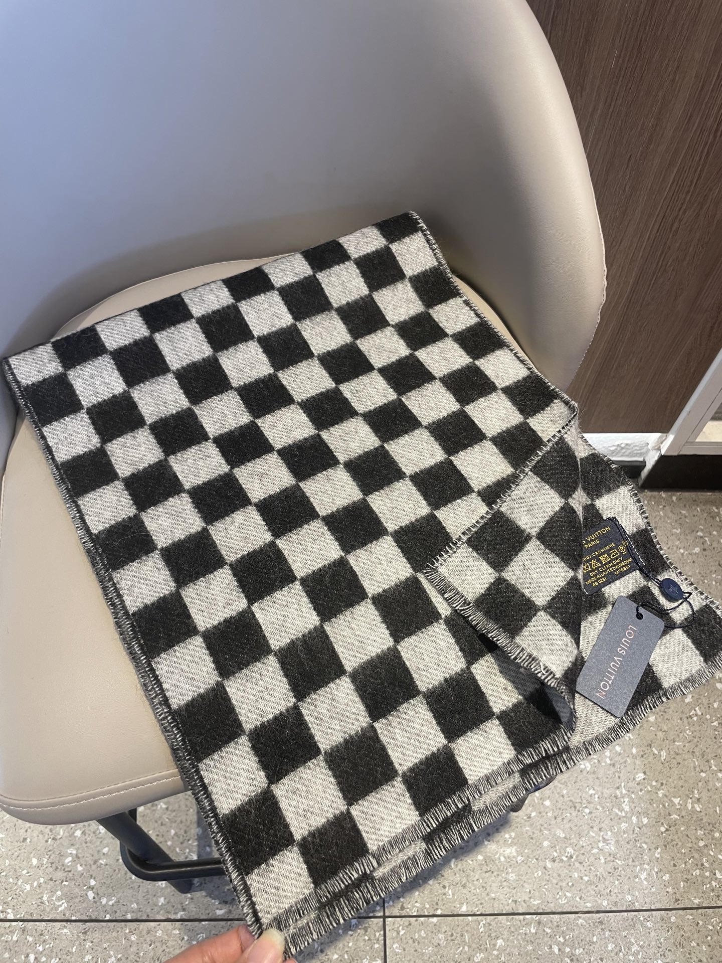 最新棋盘格元素情侣款❗️现在晒图的还比较少，刚出的新款，等再过几周马上会刷爆了。凹造型又保暖👍Lv最新秋