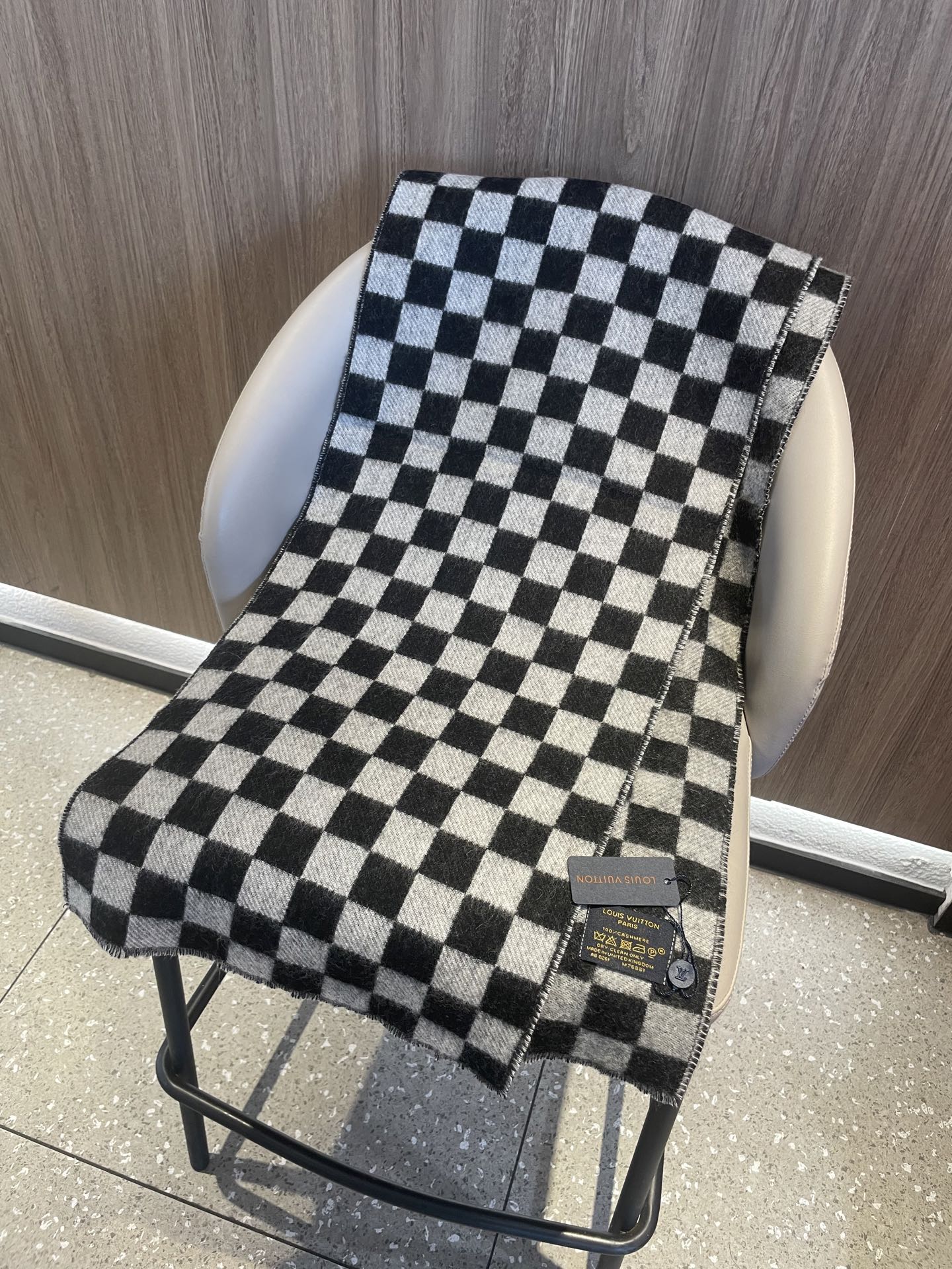 最新棋盘格元素情侣款❗️现在晒图的还比较少，刚出的新款，等再过几周马上会刷爆了。凹造型又保暖👍Lv最新秋