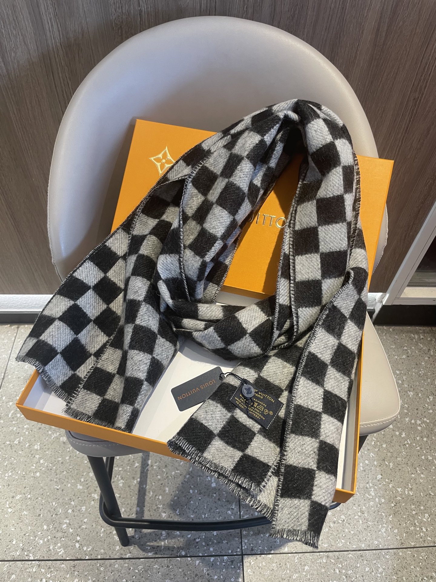 最新棋盘格元素情侣款❗️现在晒图的还比较少，刚出的新款，等再过几周马上会刷爆了。凹造型又保暖👍Lv最新秋