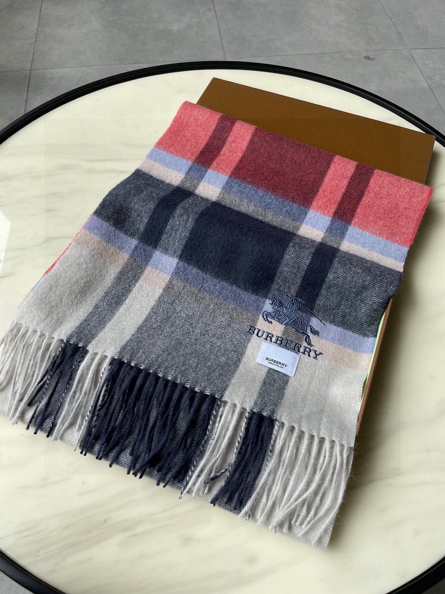 巴宝莉男士女士（格纹战马刺绣）围巾，款式魅力，是经典大方‼面料采用的是客供的羔绒，细腻柔软度都非常的好，