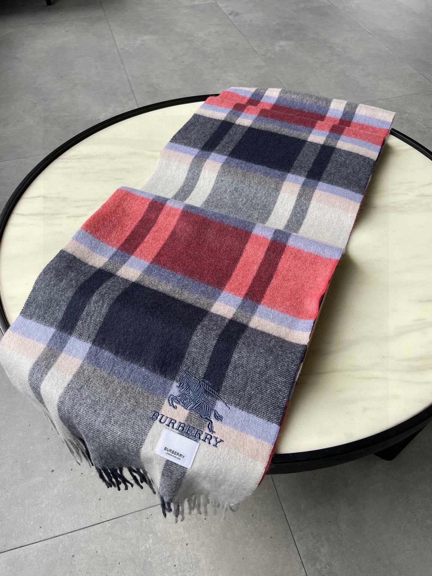 巴宝莉男士女士（格纹战马刺绣）围巾，款式魅力，是经典大方‼面料采用的是客供的羔绒，细腻柔软度都非常的好，