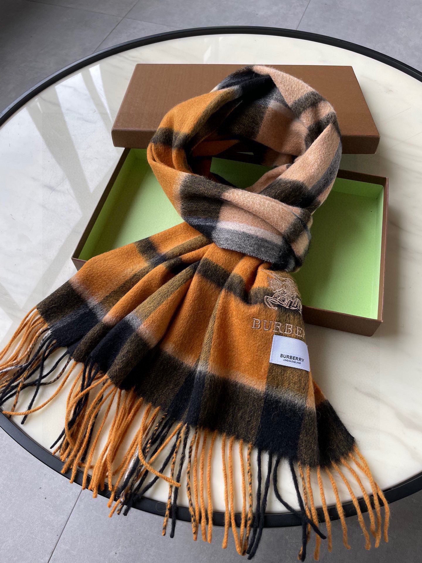 巴宝莉男士女士（格纹战马刺绣）围巾，款式魅力，是经典大方‼面料采用的是客供的羔绒，细腻柔软度都非常的好，