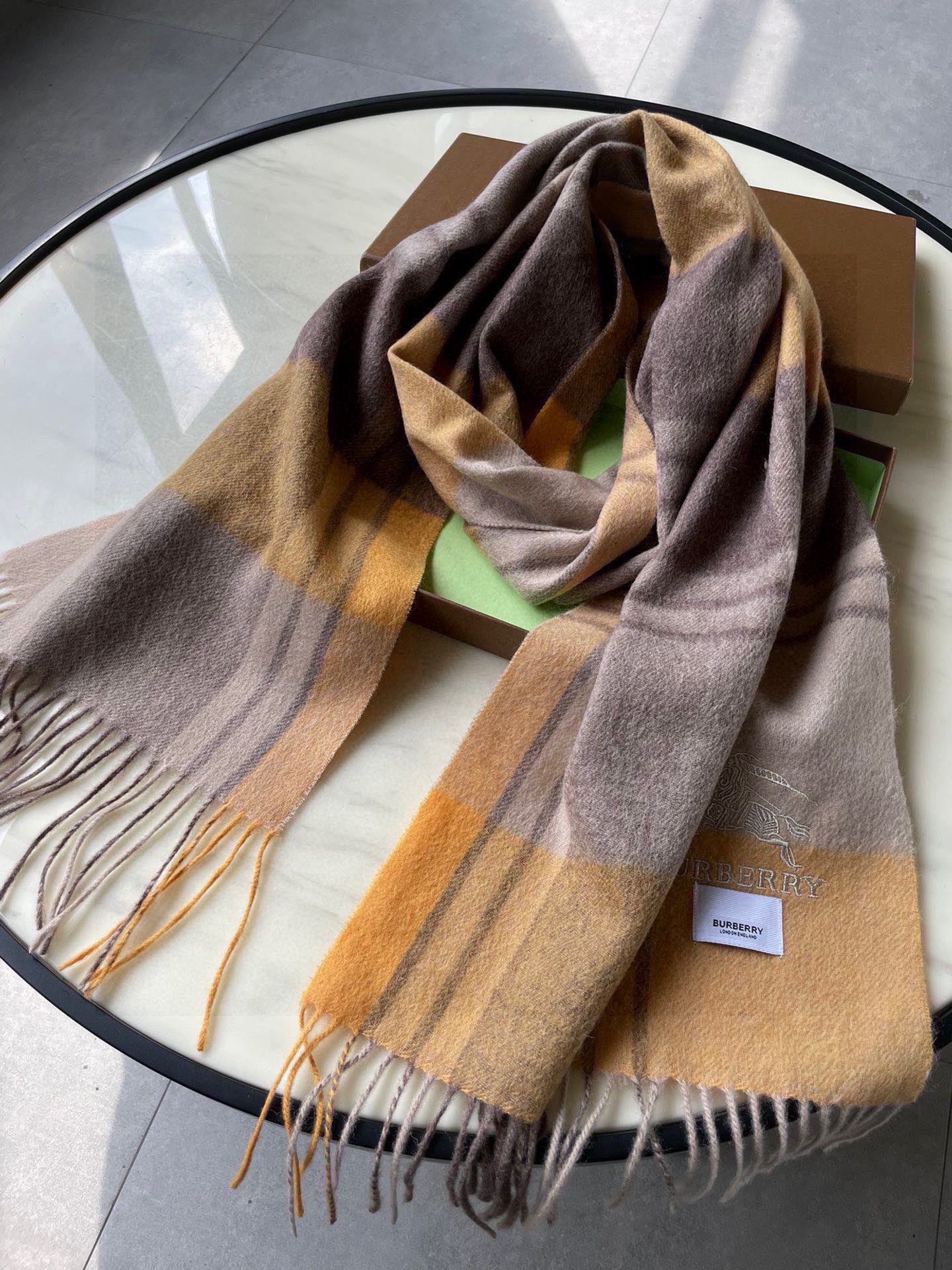 巴宝莉男士女士（格纹战马刺绣）围巾，款式魅力，是经典大方‼面料采用的是客供的羔绒，细腻柔软度都非常的好，