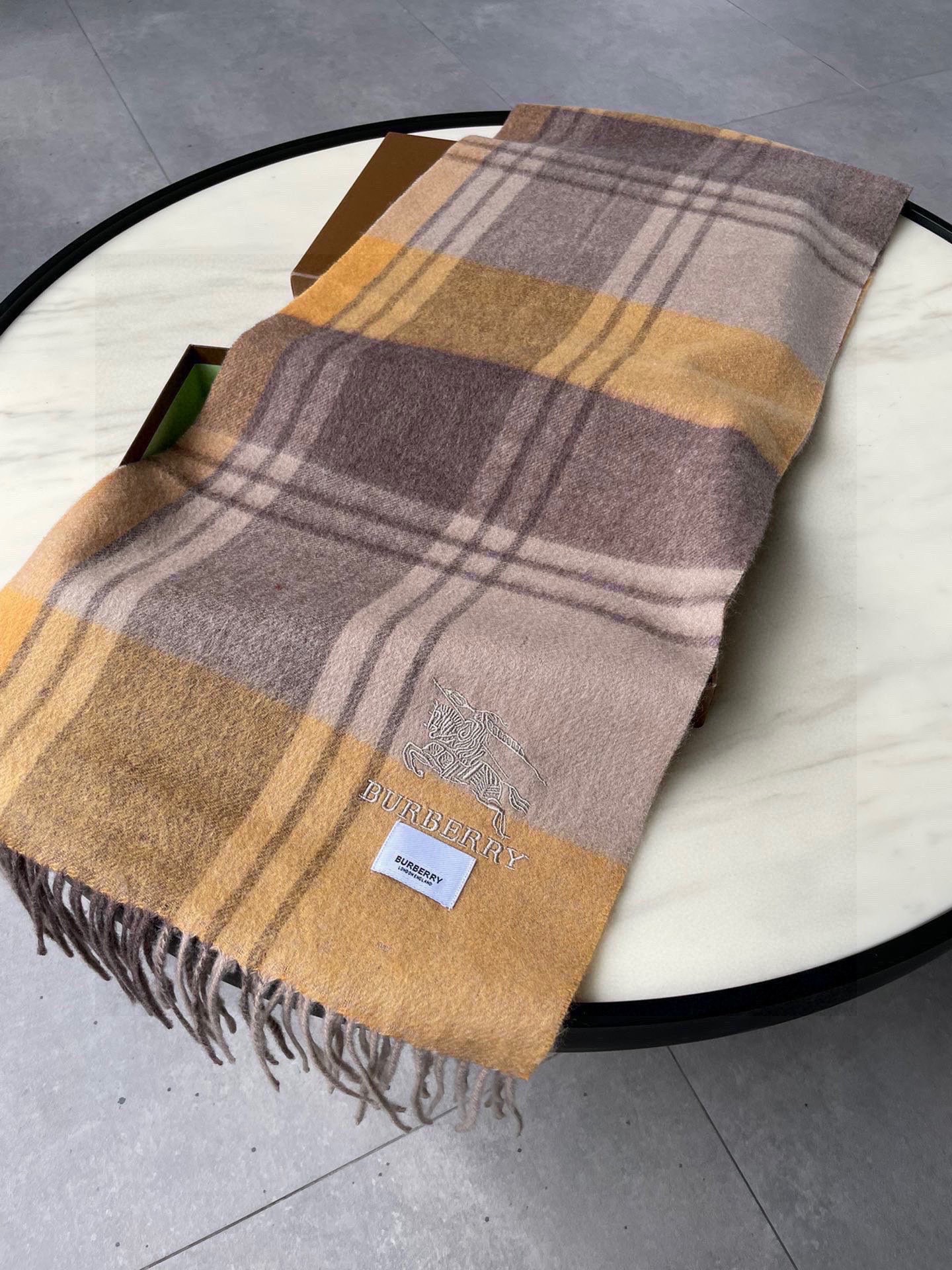 巴宝莉男士女士（格纹战马刺绣）围巾，款式魅力，是经典大方‼面料采用的是客供的羔绒，细腻柔软度都非常的好，