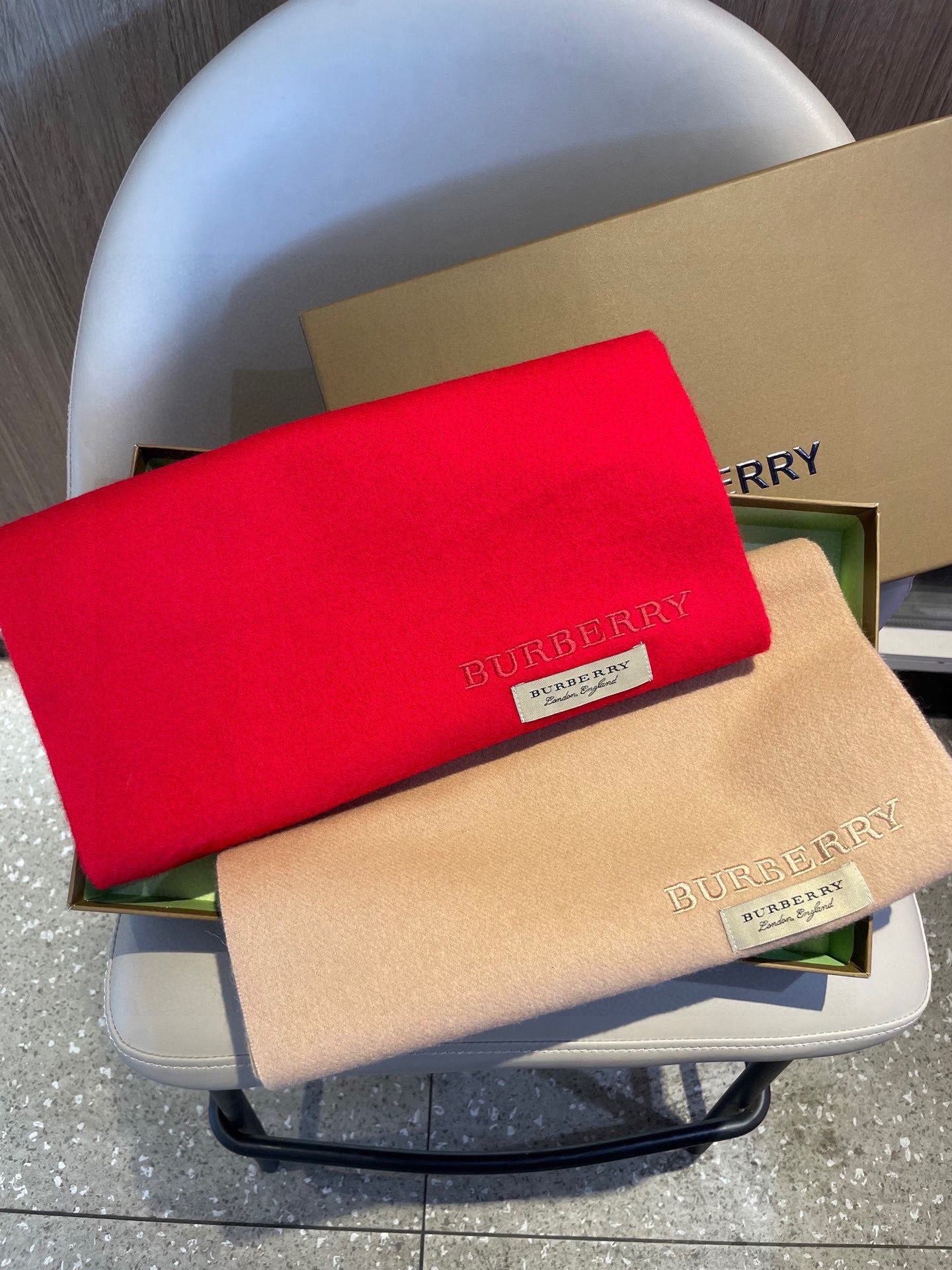 巴宝莉BURBERRY字母专柜款❗️ 顶级出口尾单刺绣👍货不多，下手一定要快，真心美的让人非常非常心动 