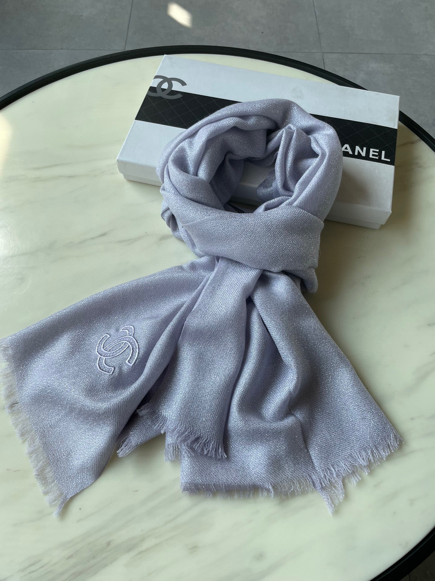 香奈儿chanel顶级旷世绝美👼，👏小香风绝美百搭款💋专柜限量哦‼有钱都很难订到💛💙💜顶级纯羊绒，品质上