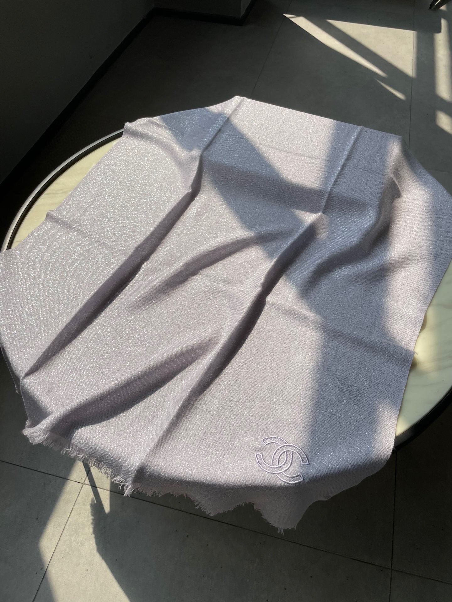 香奈儿chanel顶级旷世绝美👼，👏小香风绝美百搭款💋专柜限量哦‼有钱都很难订到💛💙💜顶级纯羊绒，品质上