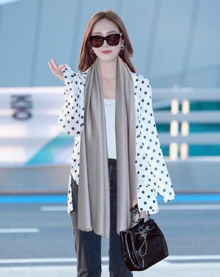 香奈儿chanel顶级旷世绝美👼，👏小香风绝美百搭款💋专柜限量哦‼有钱都很难订到💛💙💜顶级纯羊绒，品质上