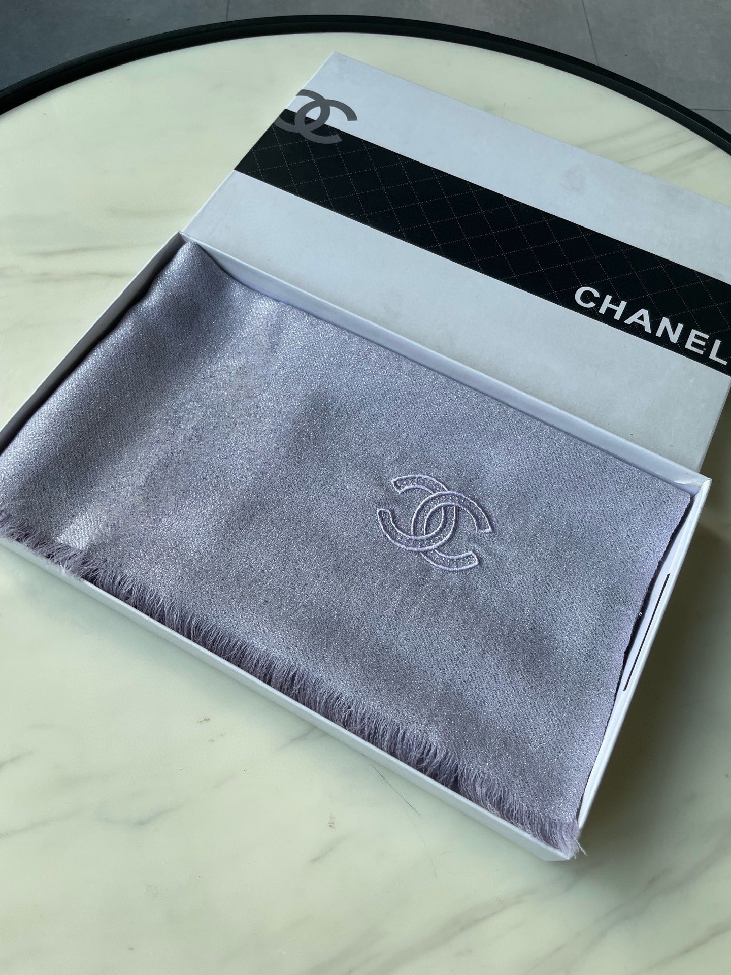 香奈儿chanel顶级旷世绝美👼，👏小香风绝美百搭款💋专柜限量哦‼有钱都很难订到💛💙💜顶级纯羊绒，品质上