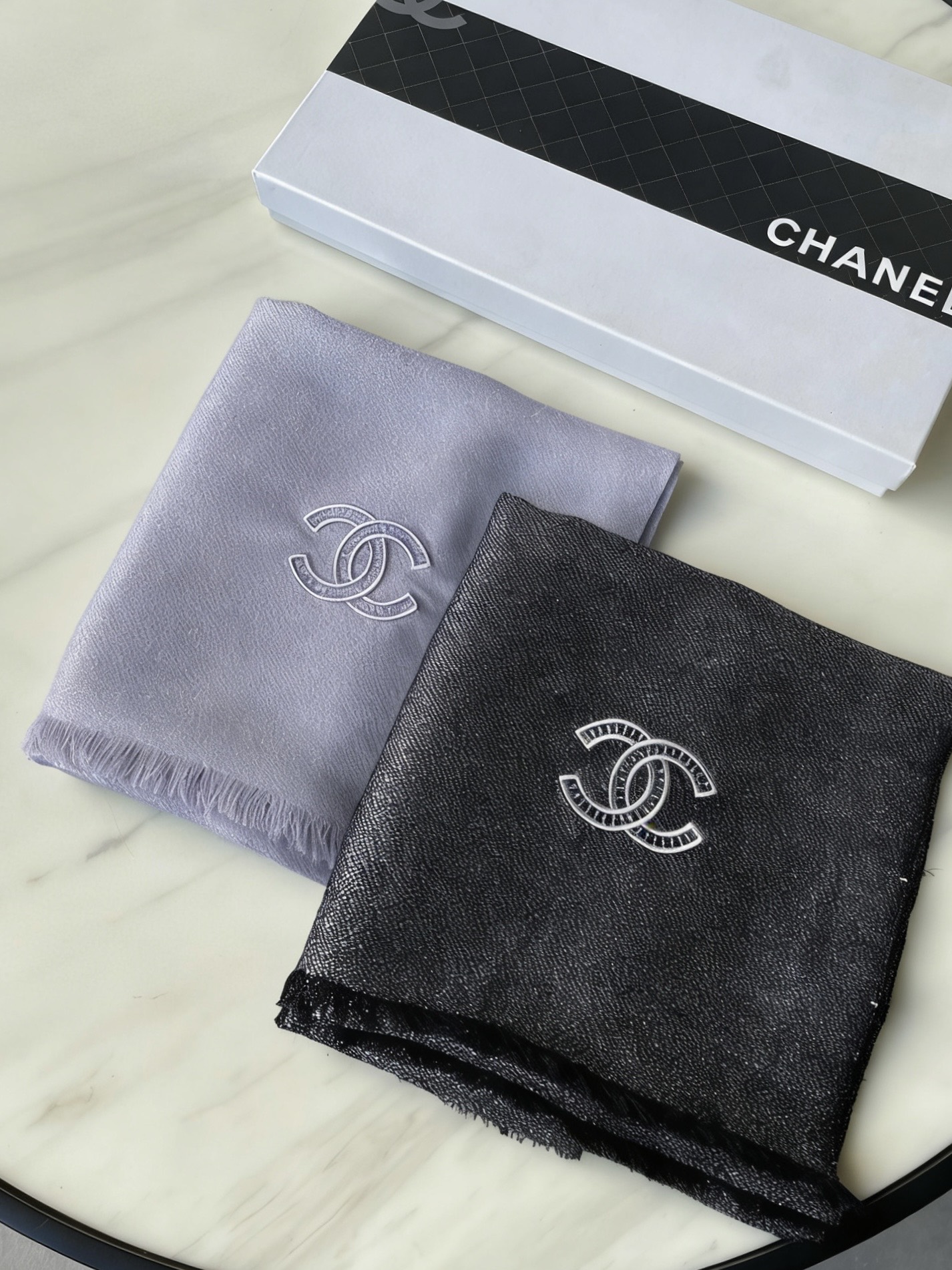 香奈儿chanel顶级旷世绝美👼，👏小香风绝美百搭款💋专柜限量哦‼有钱都很难订到💛💙💜顶级纯羊绒，品质上