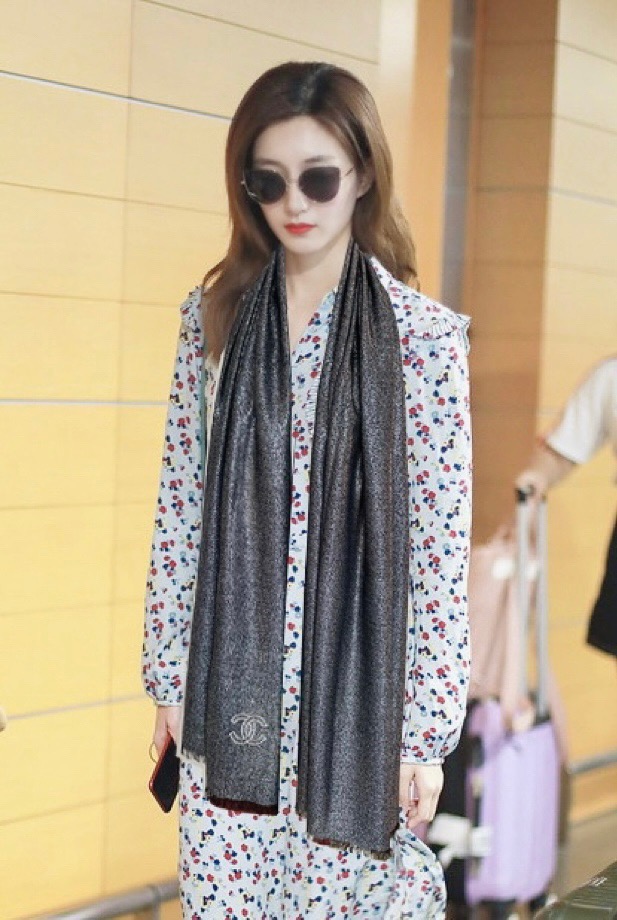 香奈儿chanel顶级旷世绝美👼，👏小香风绝美百搭款💋专柜限量哦‼有钱都很难订到💛💙💜顶级纯羊绒，品质上