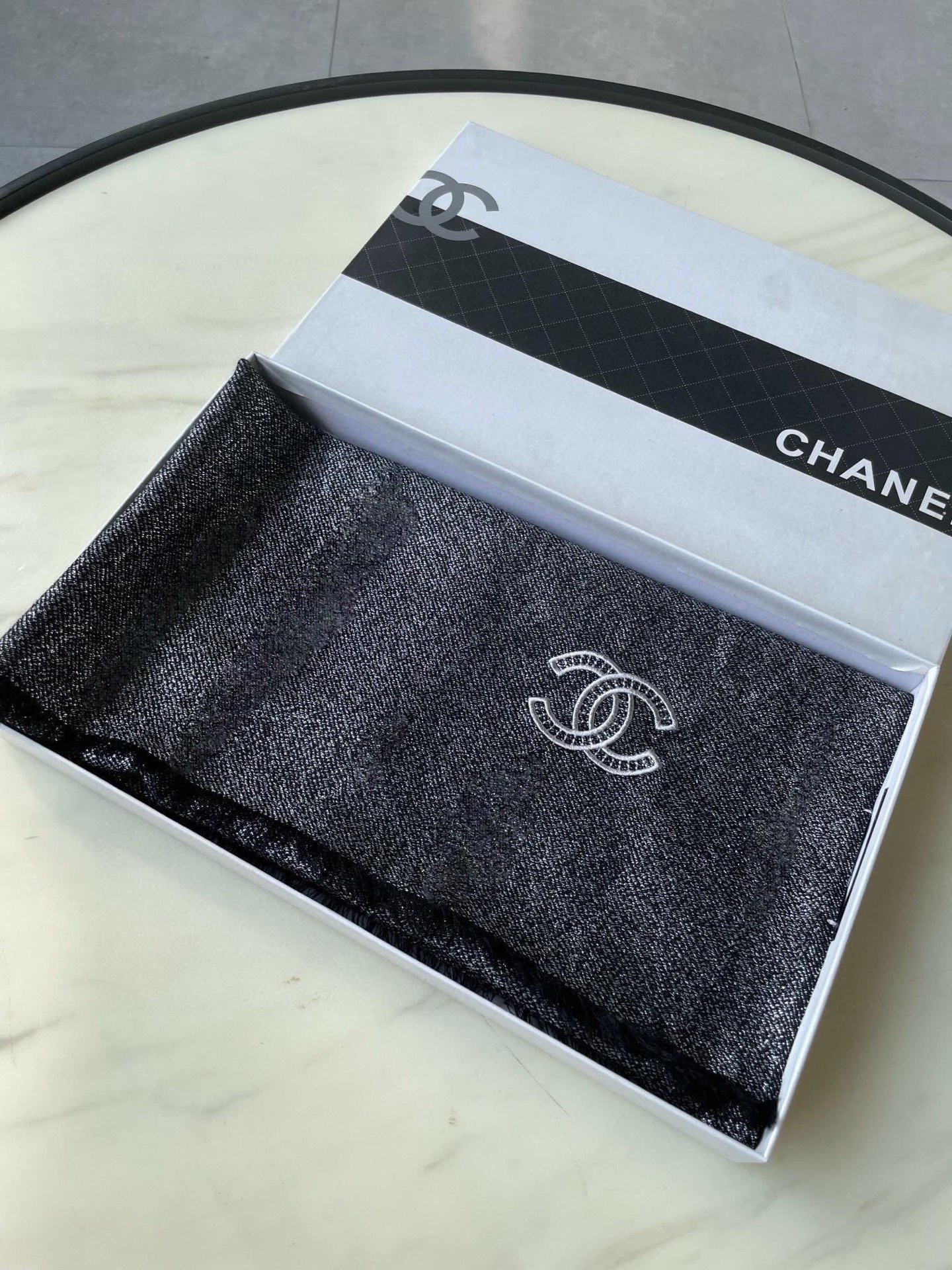香奈儿chanel顶级旷世绝美👼，👏小香风绝美百搭款💋专柜限量哦‼有钱都很难订到💛💙💜顶级纯羊绒，品质上