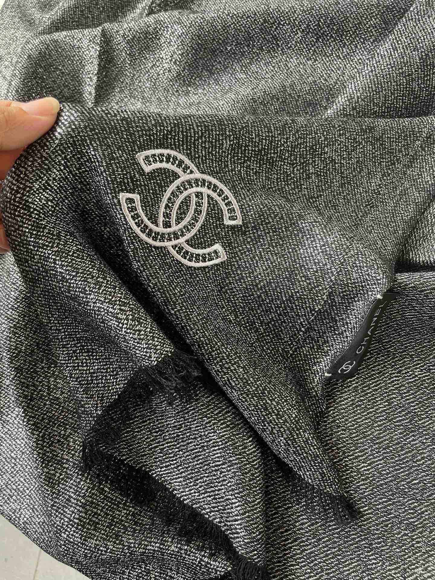 香奈儿chanel顶级旷世绝美👼，👏小香风绝美百搭款💋专柜限量哦‼有钱都很难订到💛💙💜顶级纯羊绒，品质上