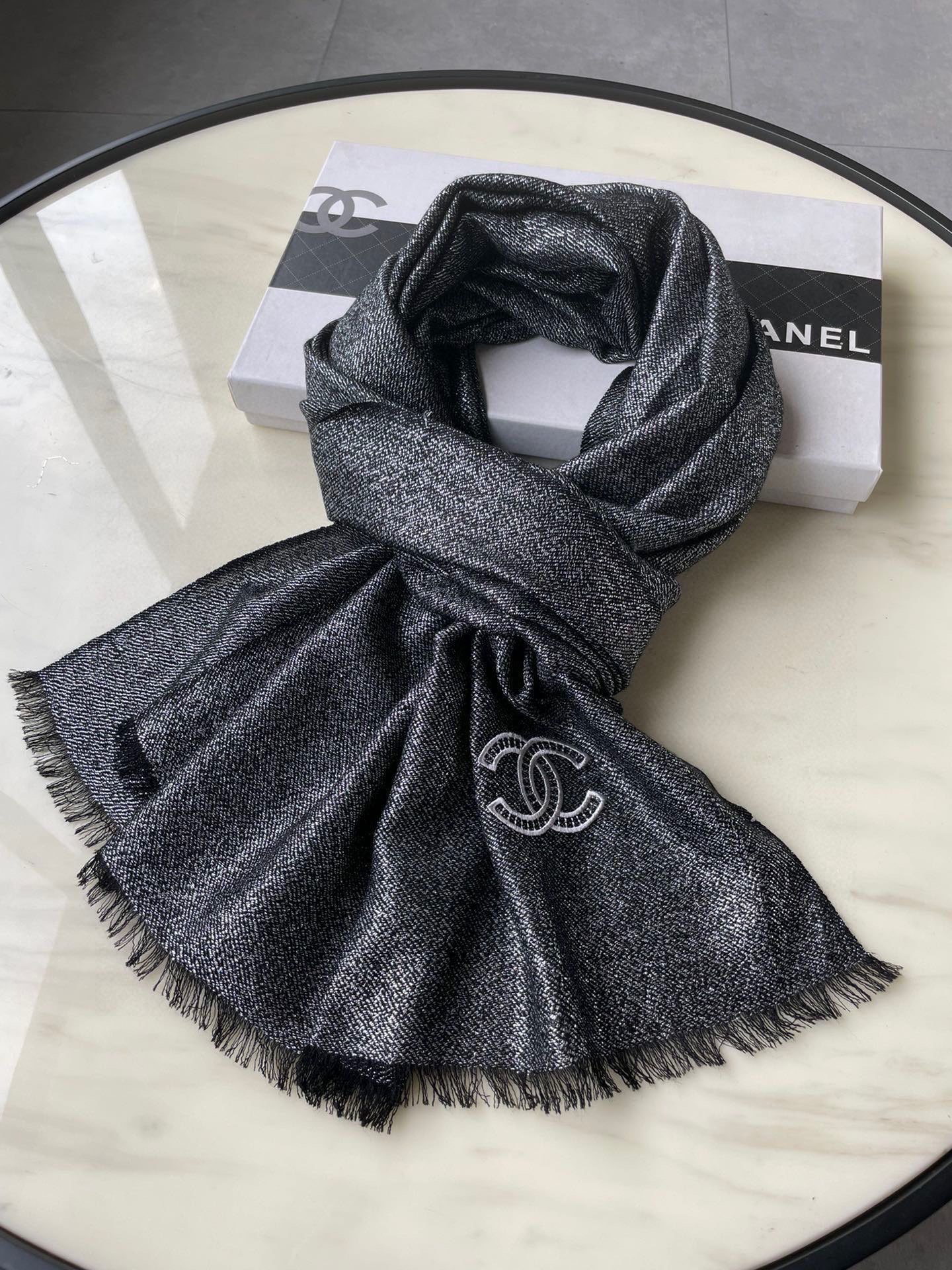 香奈儿chanel顶级旷世绝美👼，👏小香风绝美百搭款💋专柜限量哦‼有钱都很难订到💛💙💜顶级纯羊绒，品质上