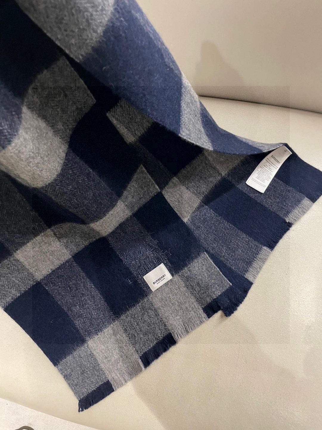 巴宝莉Bur新款羊绒男士格子好看的要疯掉了，太有型太有魅力了！！！非常斯文时尚的秋冬单品！真的很喜欢，非