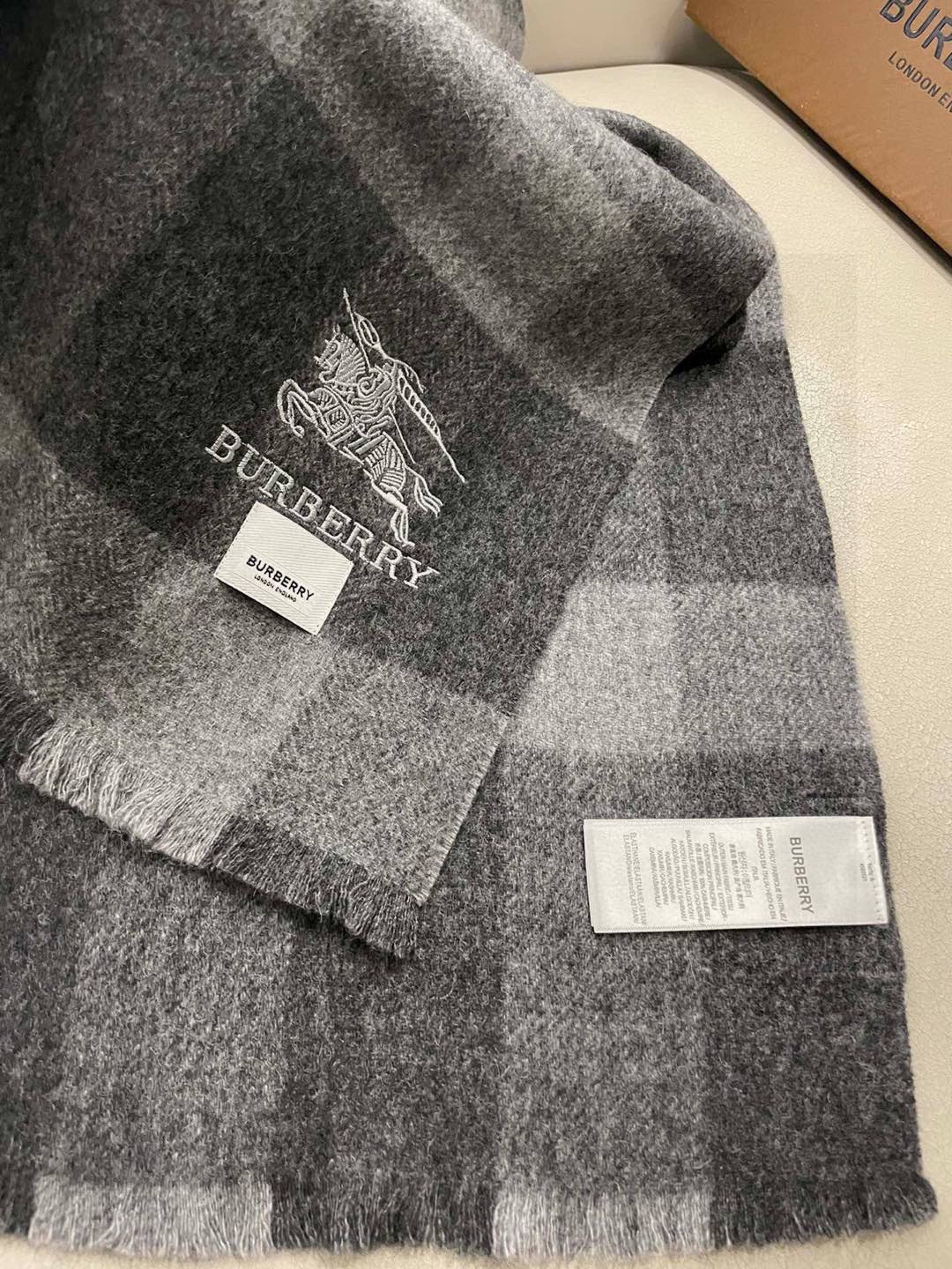 巴宝莉Bur新款羊绒男士格子好看的要疯掉了，太有型太有魅力了！！！非常斯文时尚的秋冬单品！真的很喜欢，非