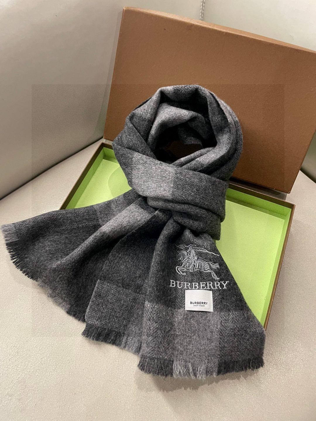 巴宝莉Bur新款羊绒男士格子好看的要疯掉了，太有型太有魅力了！！！非常斯文时尚的秋冬单品！真的很喜欢，非