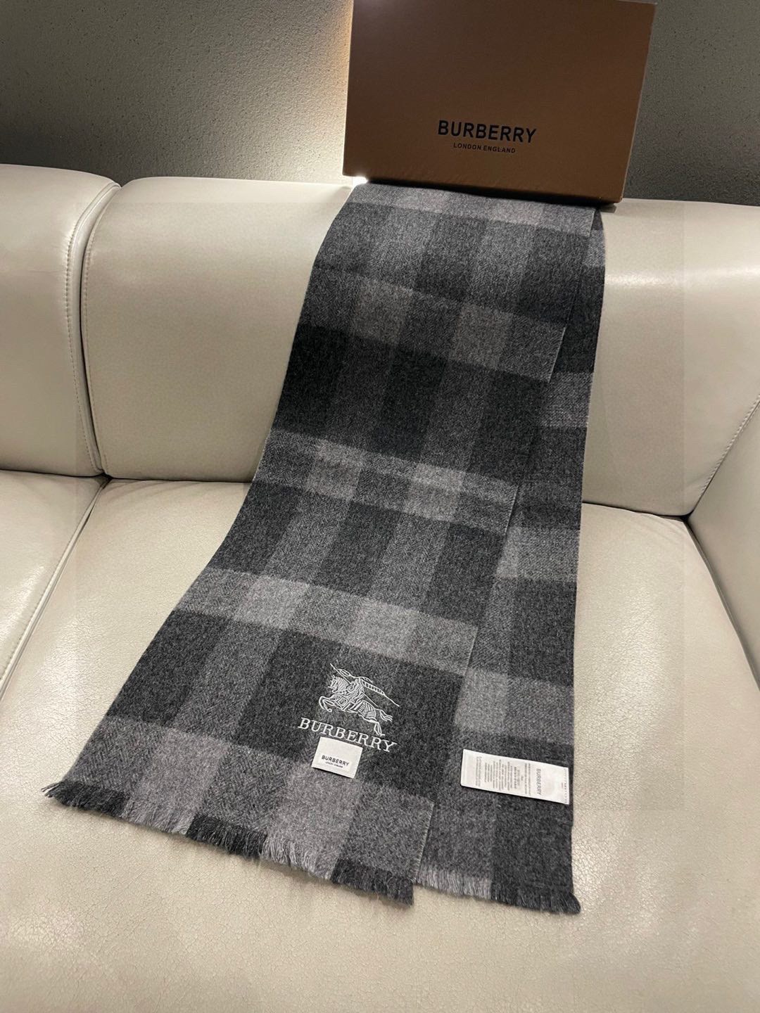 巴宝莉Bur新款羊绒男士格子好看的要疯掉了，太有型太有魅力了！！！非常斯文时尚的秋冬单品！真的很喜欢，非