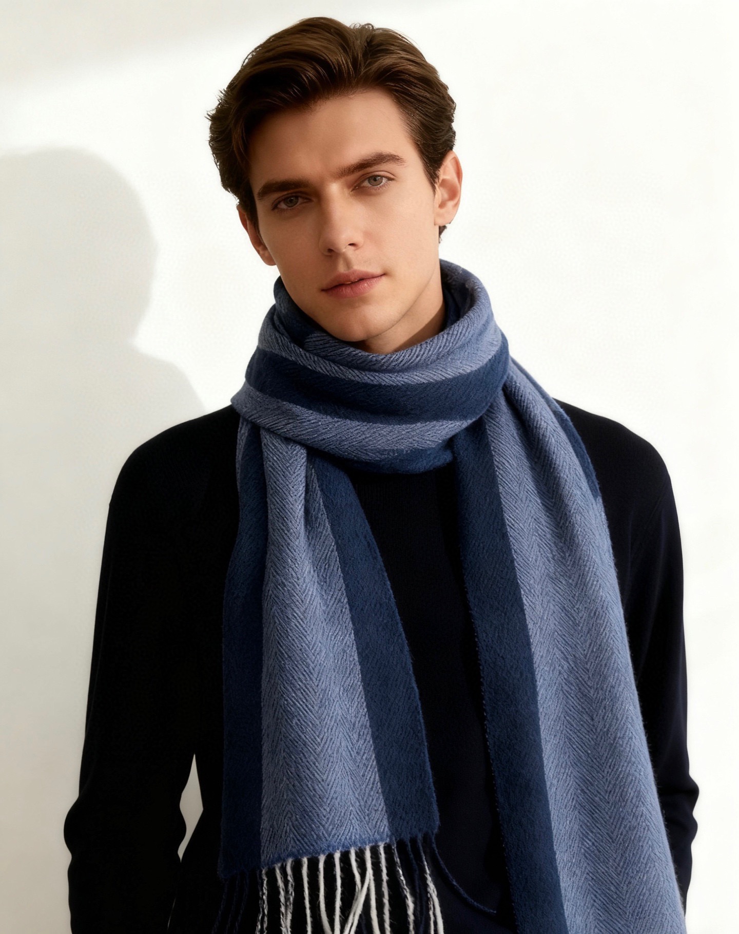 。阿玛尼海外专柜拼色羊绒围巾～惊爆上架🎉国内专柜都没上架，从款式到面料都很赞🎻，经典的羊绒拼接图案，难得