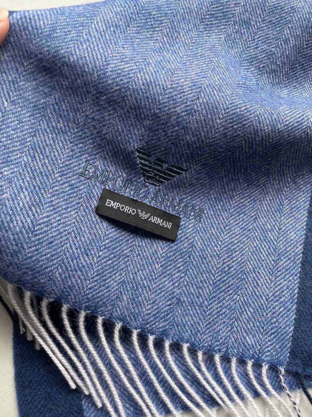 。阿玛尼海外专柜拼色羊绒围巾～惊爆上架🎉国内专柜都没上架，从款式到面料都很赞🎻，经典的羊绒拼接图案，难得