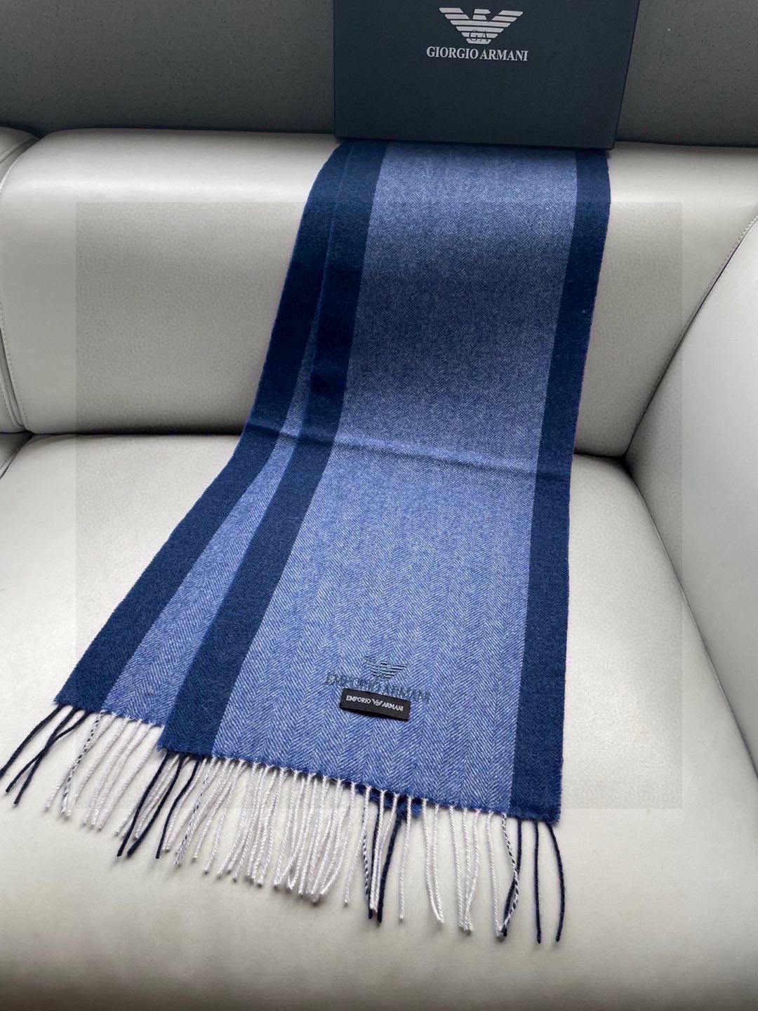。阿玛尼海外专柜拼色羊绒围巾～惊爆上架🎉国内专柜都没上架，从款式到面料都很赞🎻，经典的羊绒拼接图案，难得