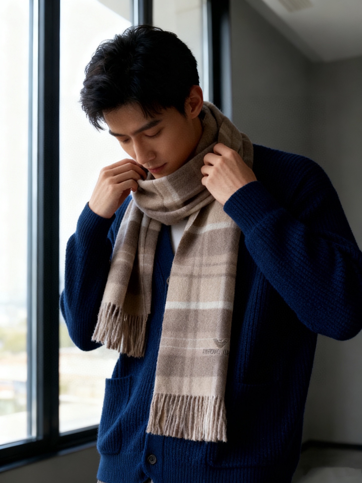 。阿玛尼海外刺绣🪡羊绒围巾～惊爆上架🎉国内专柜都没上架，从款式到面料都很赞🎻，经典的羊绒拼接图案，难得少