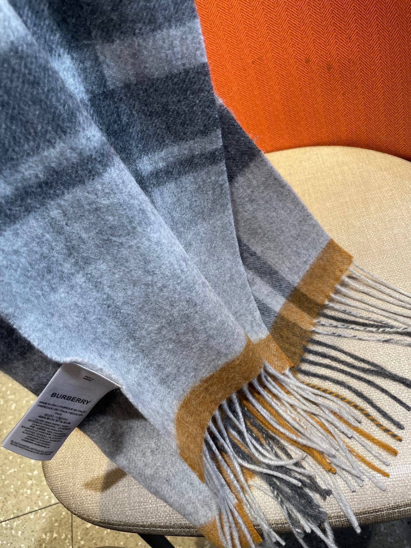 巴宝莉Bur羊绒格子好看的要疯掉了，太有型太有魅力了！！！非常斯文时尚的秋冬单品！真的很喜欢，非常Cla