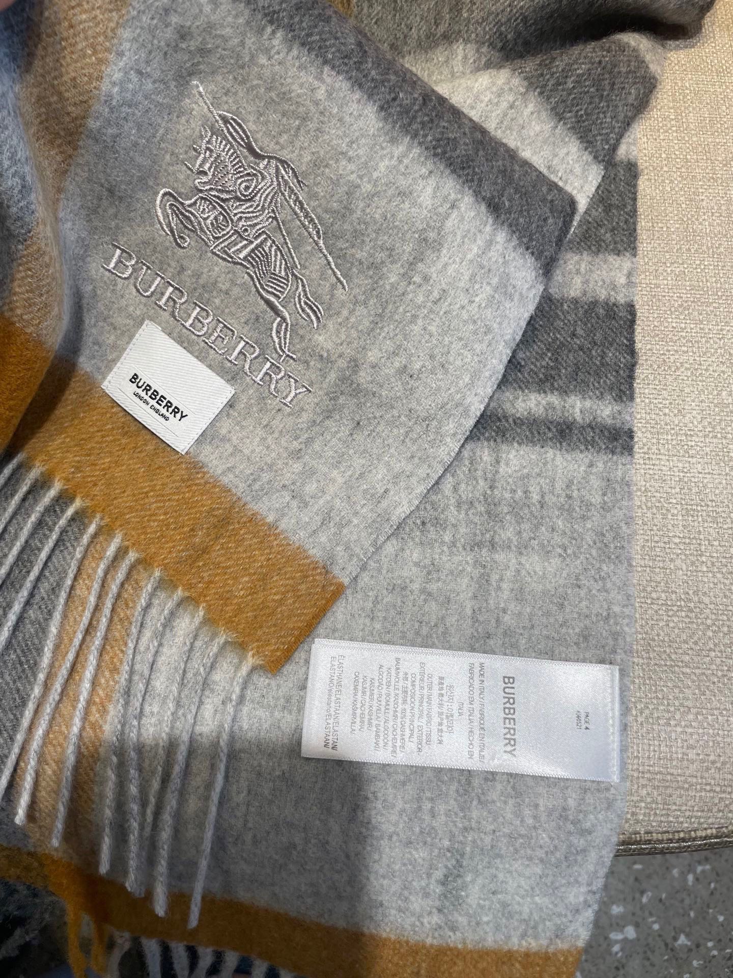 巴宝莉Bur羊绒格子好看的要疯掉了，太有型太有魅力了！！！非常斯文时尚的秋冬单品！真的很喜欢，非常Cla