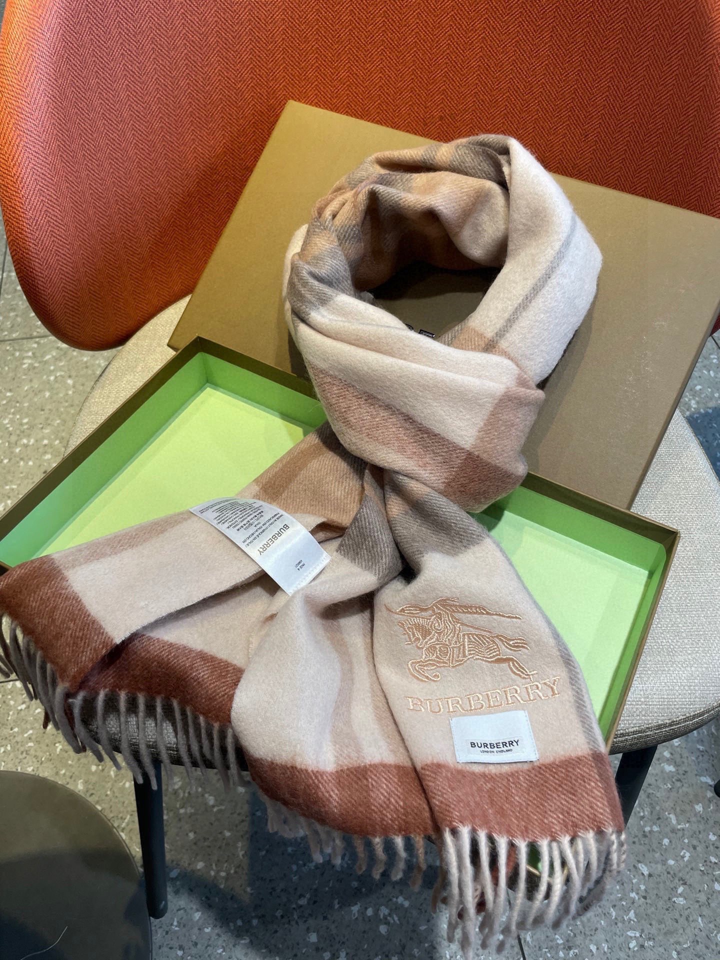 巴宝莉Bur羊绒格子好看的要疯掉了，太有型太有魅力了！！！非常斯文时尚的秋冬单品！真的很喜欢，非常Cla