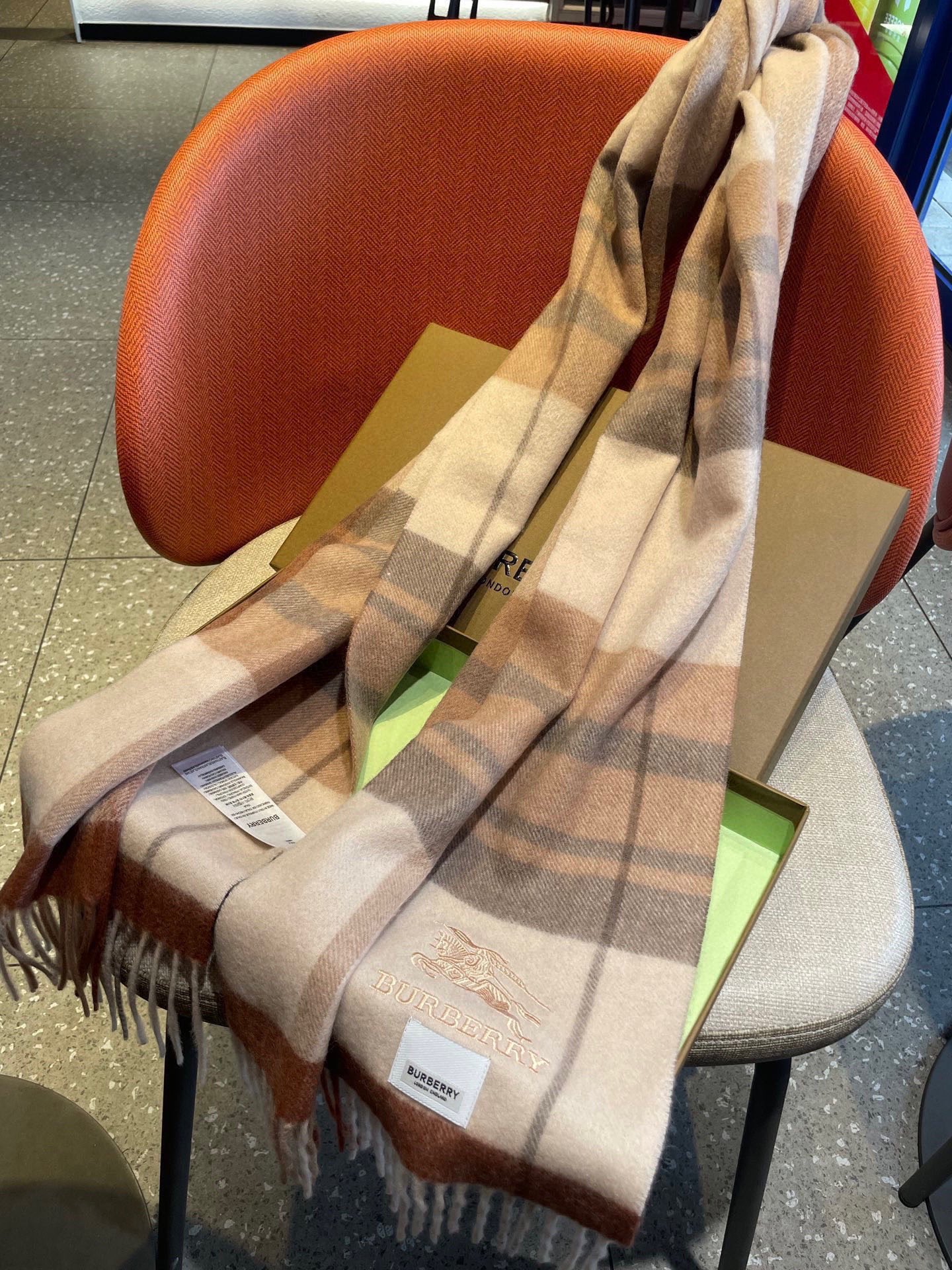 巴宝莉Bur羊绒格子好看的要疯掉了，太有型太有魅力了！！！非常斯文时尚的秋冬单品！真的很喜欢，非常Cla