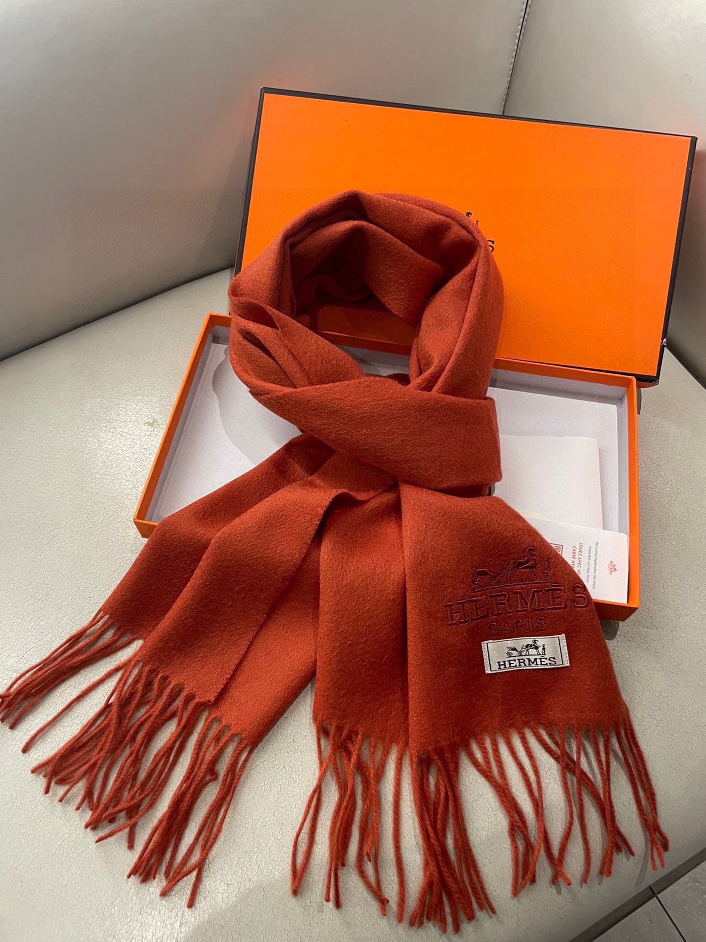 HERMFS【爱马仕】巴黎时装展采用蒙古高原细羊绒！手感满满地都是细腻的绒毛！这个价格绝对百分之百的实惠