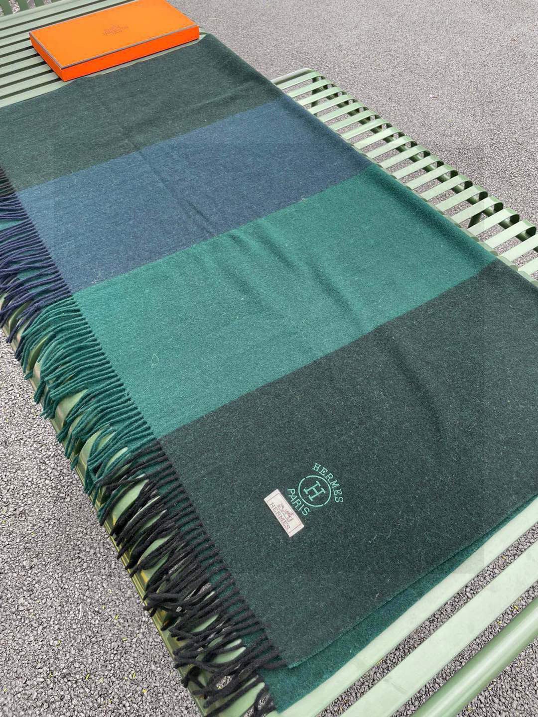 ✨爱马仕最新款，H刺绣系列羊毛毯，大爱三配色。真的太喜欢爱马仕的这款配色了，真的是给家居生活注入新的活力