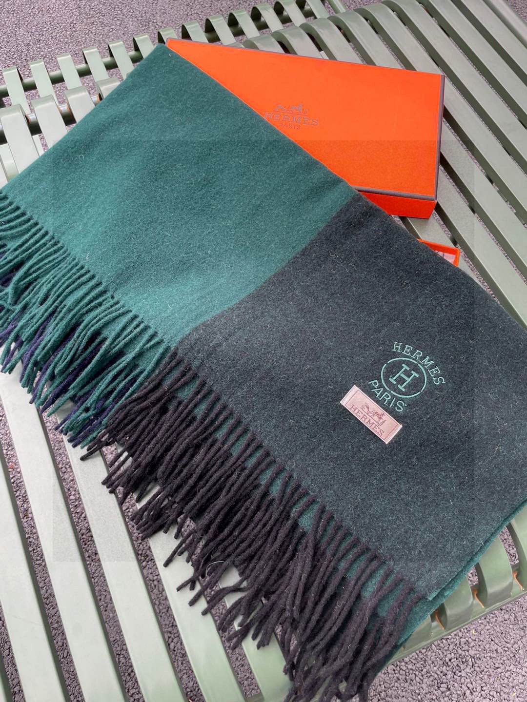 ✨爱马仕最新款，H刺绣系列羊毛毯，大爱三配色。真的太喜欢爱马仕的这款配色了，真的是给家居生活注入新的活力