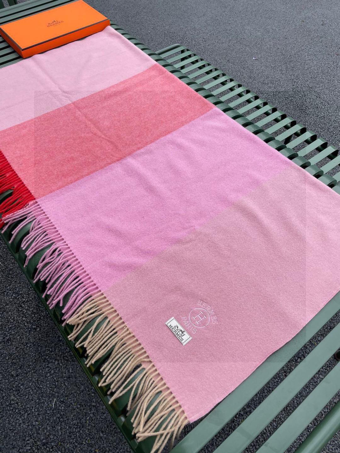 ✨爱马仕最新款，H刺绣系列羊毛毯，大爱三配色。真的太喜欢爱马仕的这款配色了，真的是给家居生活注入新的活力