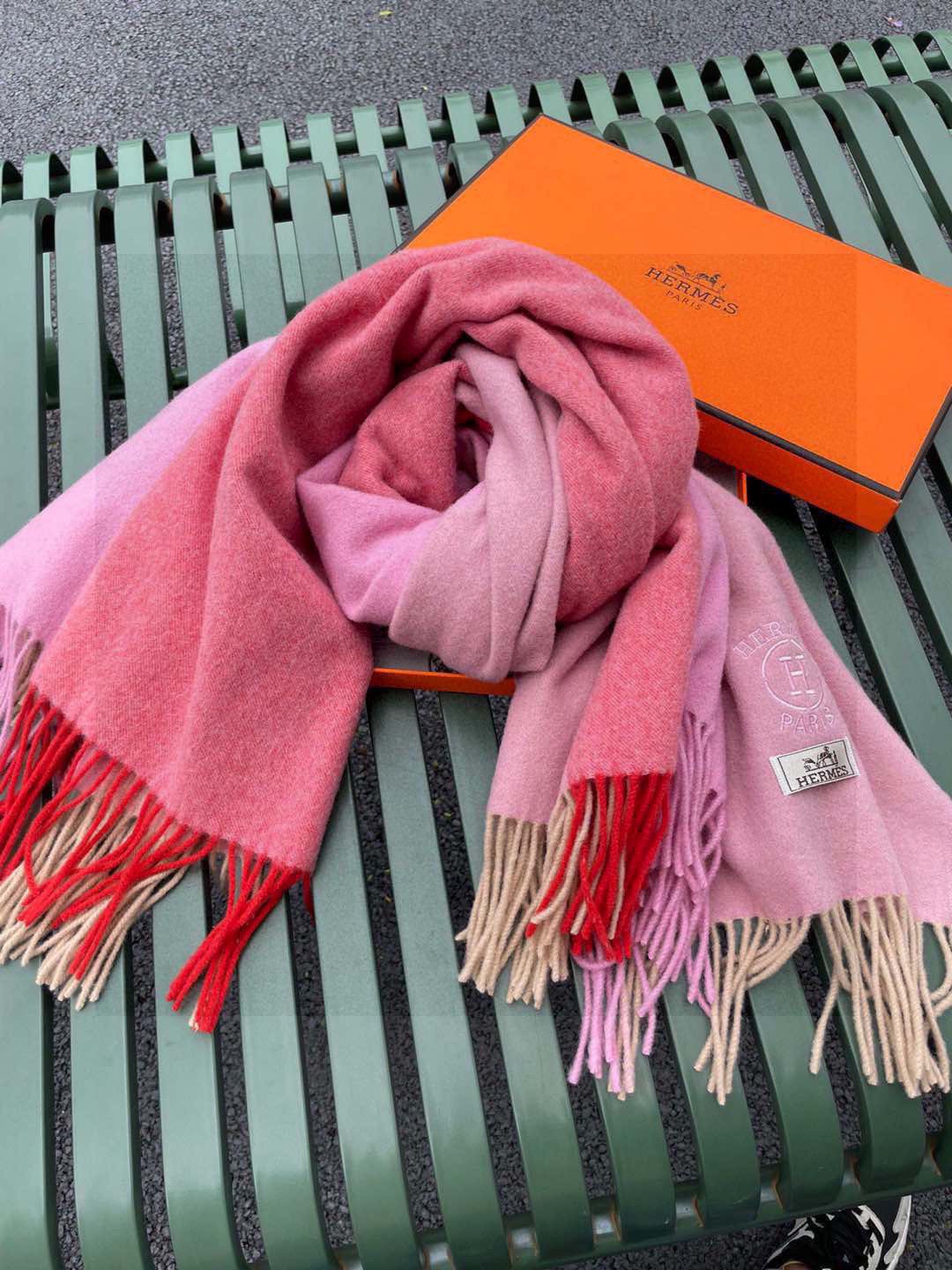 ✨爱马仕最新款，H刺绣系列羊毛毯，大爱三配色。真的太喜欢爱马仕的这款配色了，真的是给家居生活注入新的活力