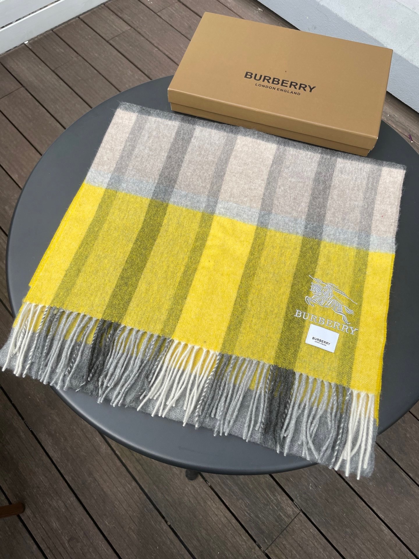 巴宝莉男女士披肩✨羊绒经典格纹👐围巾♨️高尖端产物⚠️，经典logo刺绣，时尚大牌的顶尖设计款💕拿到手你