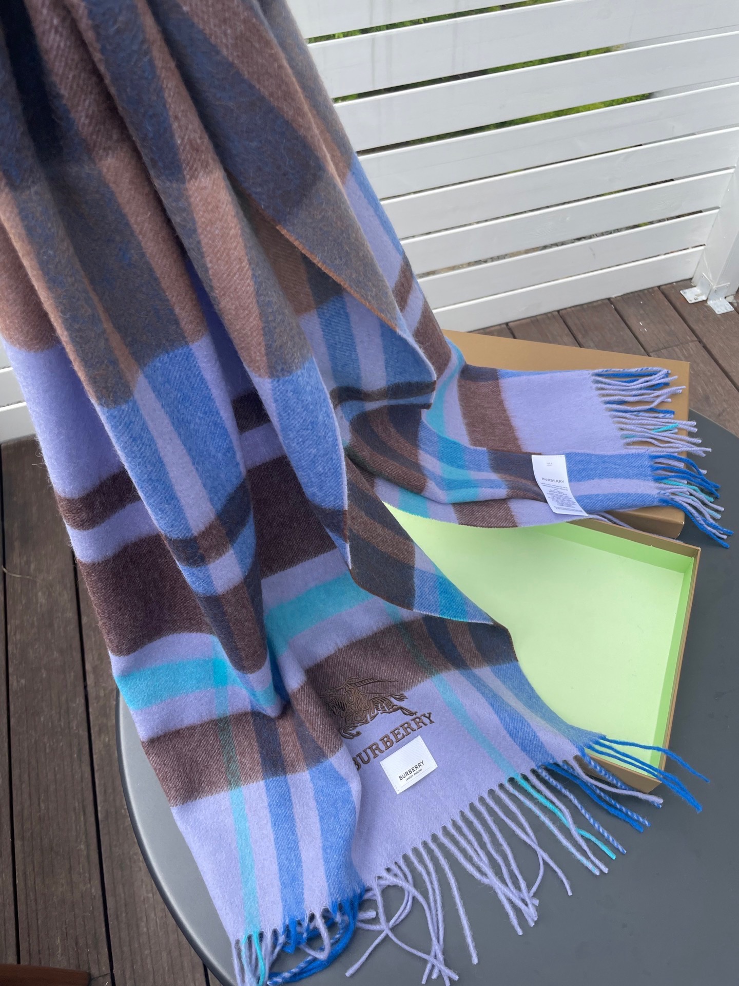 巴宝莉男女士披肩✨羊绒经典格纹👐围巾♨️高尖端产物⚠️，经典logo刺绣，时尚大牌的顶尖设计款💕拿到手你