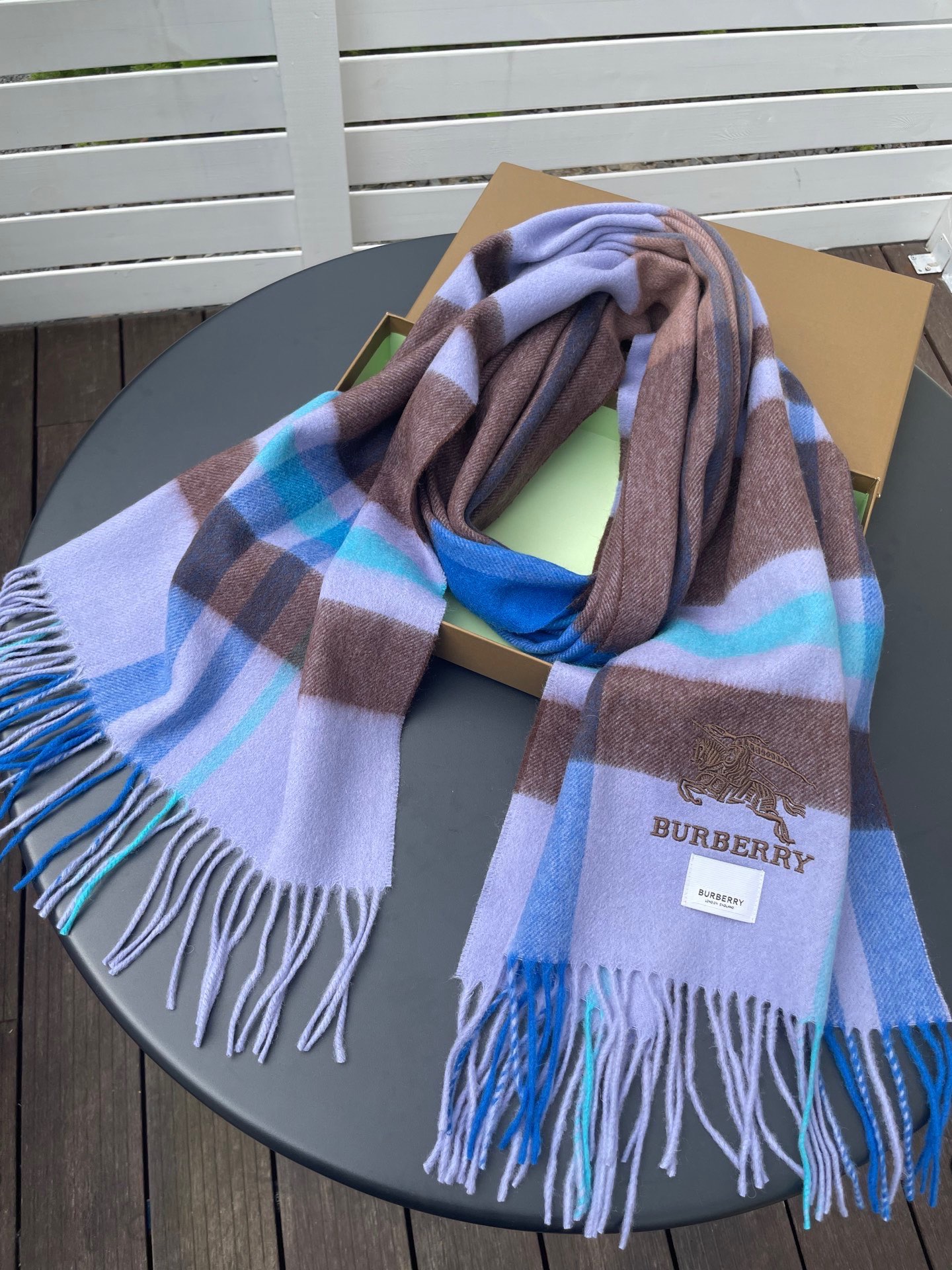 巴宝莉男女士披肩✨羊绒经典格纹👐围巾♨️高尖端产物⚠️，经典logo刺绣，时尚大牌的顶尖设计款💕拿到手你