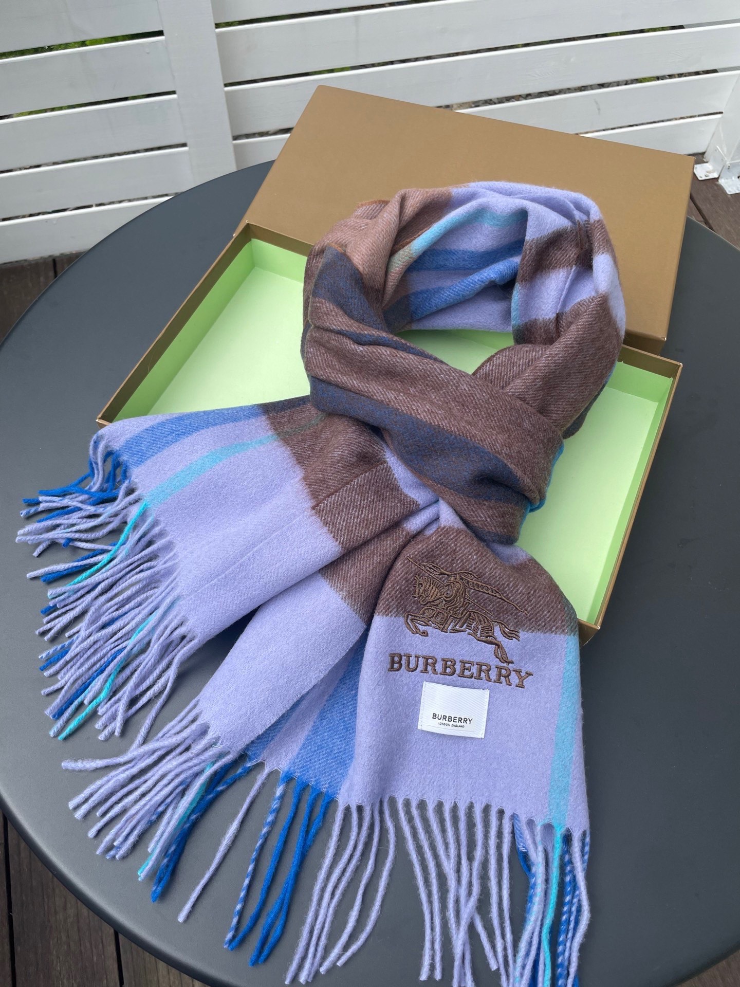 巴宝莉男女士披肩✨羊绒经典格纹👐围巾♨️高尖端产物⚠️，经典logo刺绣，时尚大牌的顶尖设计款💕拿到手你