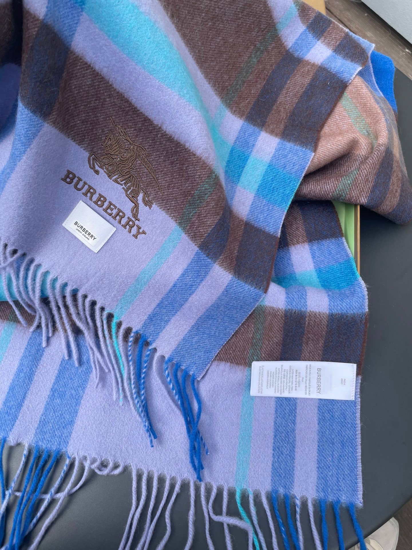 巴宝莉男女士披肩✨羊绒经典格纹👐围巾♨️高尖端产物⚠️，经典logo刺绣，时尚大牌的顶尖设计款💕拿到手你