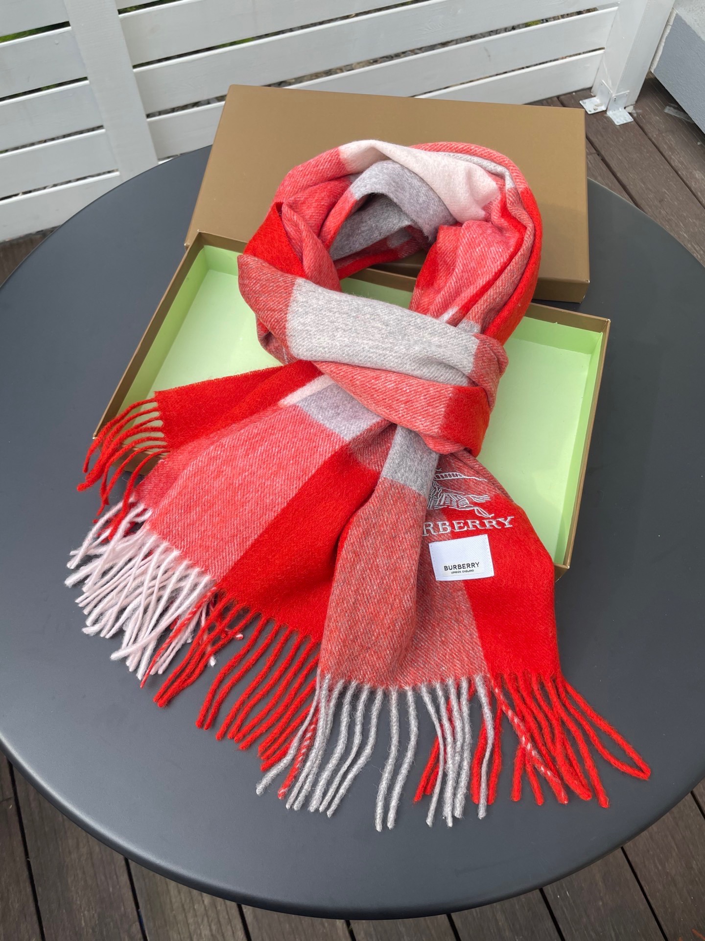 巴宝莉男女士披肩✨羊绒经典格纹👐围巾♨️高尖端产物⚠️，经典logo刺绣，时尚大牌的顶尖设计款💕拿到手你